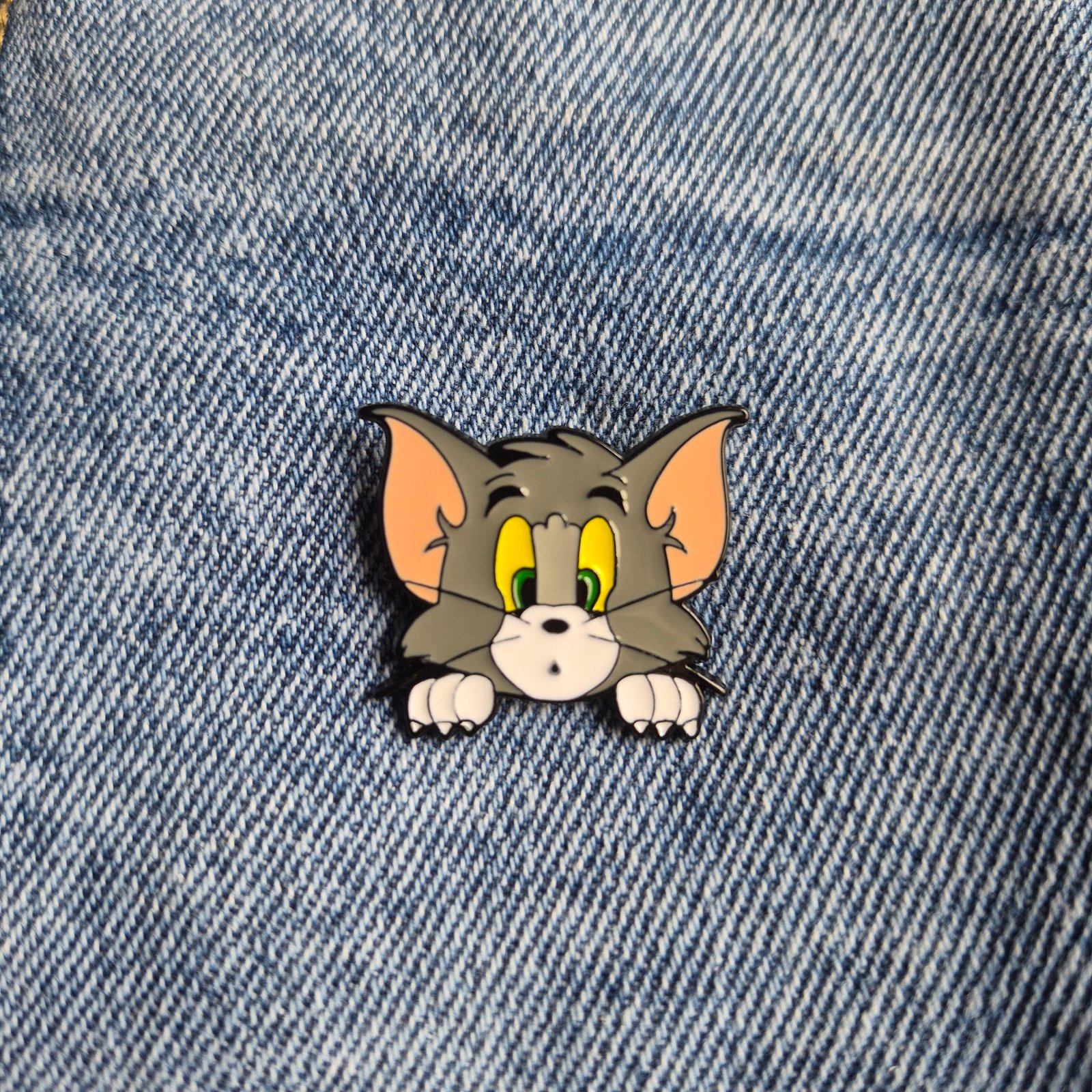 Pin Tom Mirando